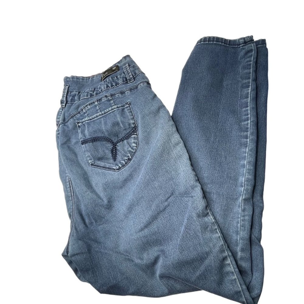 Wanna Betta Butt? size 18 medium wash mid rise skinny distressed jeans FLAW